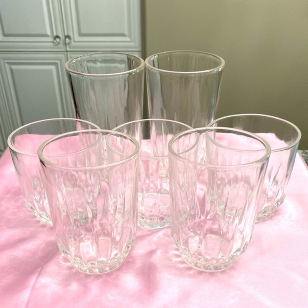 VTG SET OF 7 MIXED SIZED GLASSES ALL IN THE SAME PATTERN